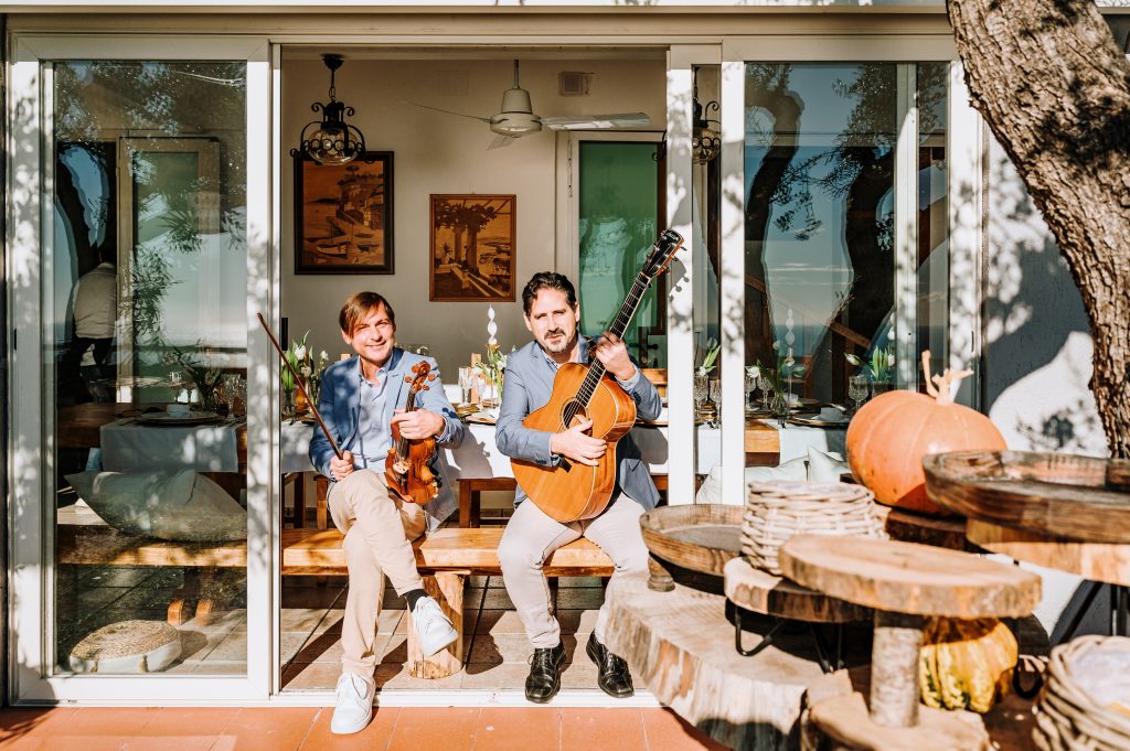 Typical musicians of the Amalfi Coast (Costiera Amalfitana) specialize in creating a romantic, lively, and traditional atmosphere, heavily rooted in Neapolitan folk.